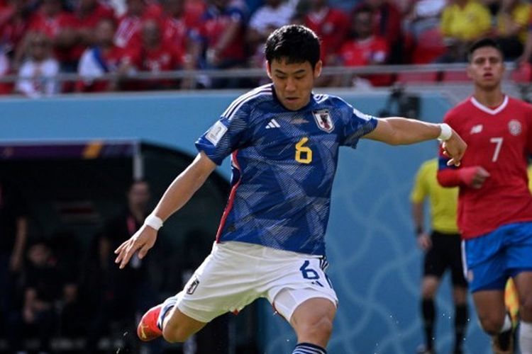 Gelandang Jepang, Wataru Endo, saat  melepaskan tembakan dalam laga Jepang vs Kosta Rica di Piala Dunia 2022. Terkini, Wataru Endo resmi ke Liverpool. (Foto oleh Anne-Christine POUJOULAT / AFP)