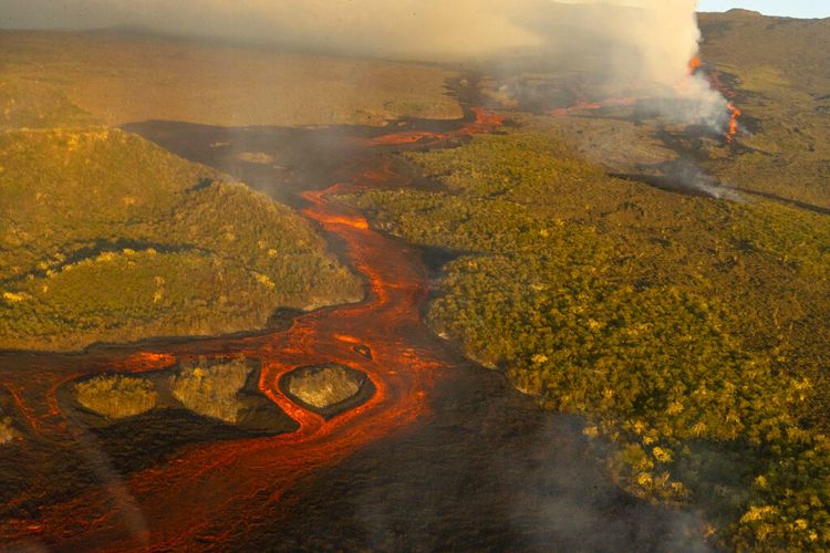 Foto yang dirilis oleh kantor komunikasi Taman Nasional Galapagos ini menunjukkan, dari atas, lahar dari letusan Gunung Serigala di Pulau Isabela, Kepulauan Galapagos, Ekuador, Jumat, 7 Januari 2022. 