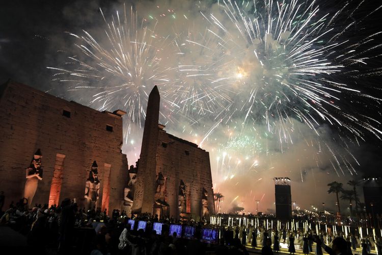 Kembang api menerangi langit selama upacara pembukaan kembali Avenue of Sphinx yang umumnya dikenal sebagai El Kebbash Road pada Kamis, 25 November 2021 di Luxor, Mesir. 