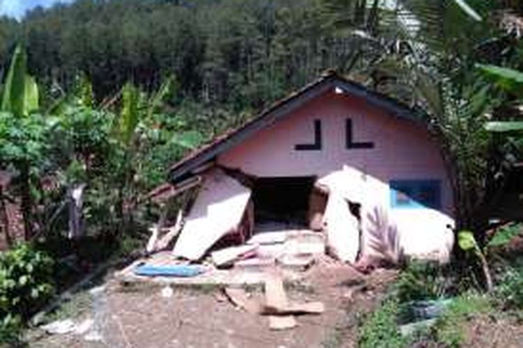 Longsor di Desa Clapar, Kecamatan Madukara, Banjarnegara, sejak Kamis (24/3/2016) merusak bangunan.