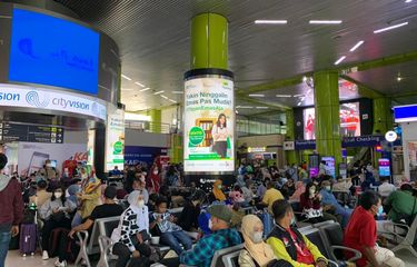 Suasana Stasiun Gambir dipadati penumpang KAJJ yang akan melakukan mudik 2 hari sesudah Lebaran 2022, Kamis (5/5/2022).