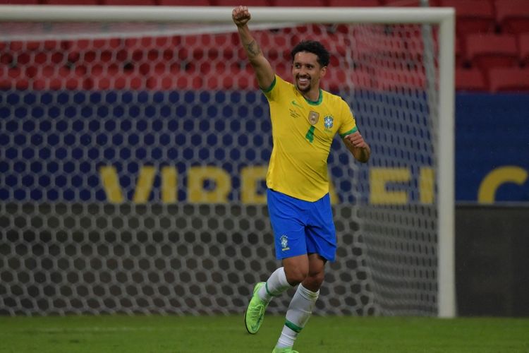 Bek Brasil Marquinhos merayakan gol pada laga Copa America 2021 melawan Venezuela pada 13 Juni 2021. 
