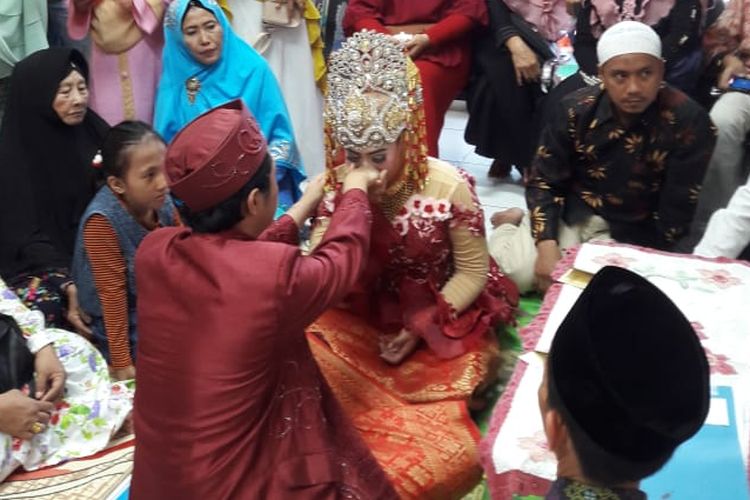 M Ridho Kurniawan (21) akhirnya melangsungkan pernikahan dengan pujaan hatinya Septi Irwati (22) di Polsek Ilir Timur 1 Palembang, Sumatera Selatan, Minggu (17/3/2019).