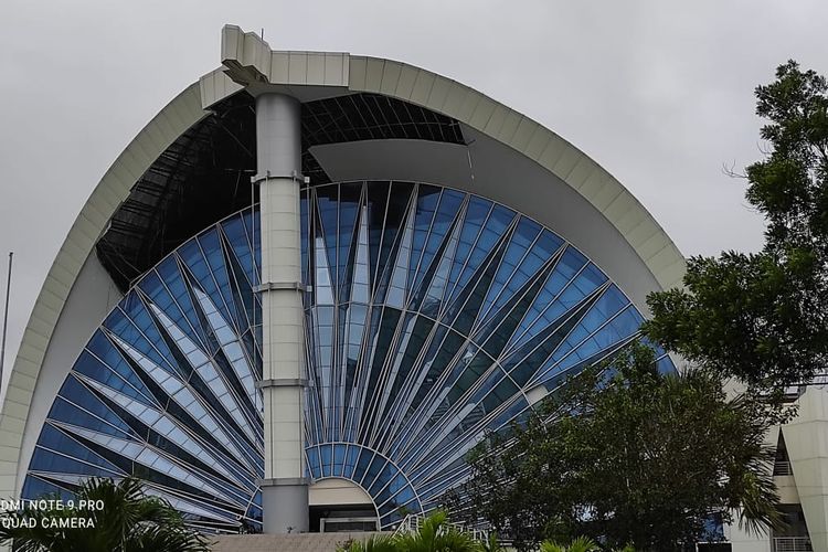 The ceiling of the NTT Governor's office collapsed due to the torrential rain that hit the Kupang City, NTT, April 4.