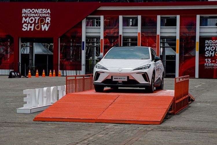 MG 4 EV kini kembali menjadi bagian dari display line up yang dihadirkan MG pada IIMS 2025.