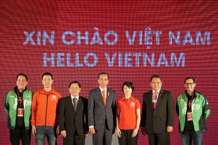 Presiden Joko Widodo dan Menkominfo Rudiantara (berjas dan dasi merah) bersama CEO Go-Jek Indonesia, Nadiem makarim (paling kanan), beserta perwakilan Pemerintah Vietnam dalam acara Grand Launching Go-Viet di Hanoi, Vietnam, Rabu (12/9/2018).