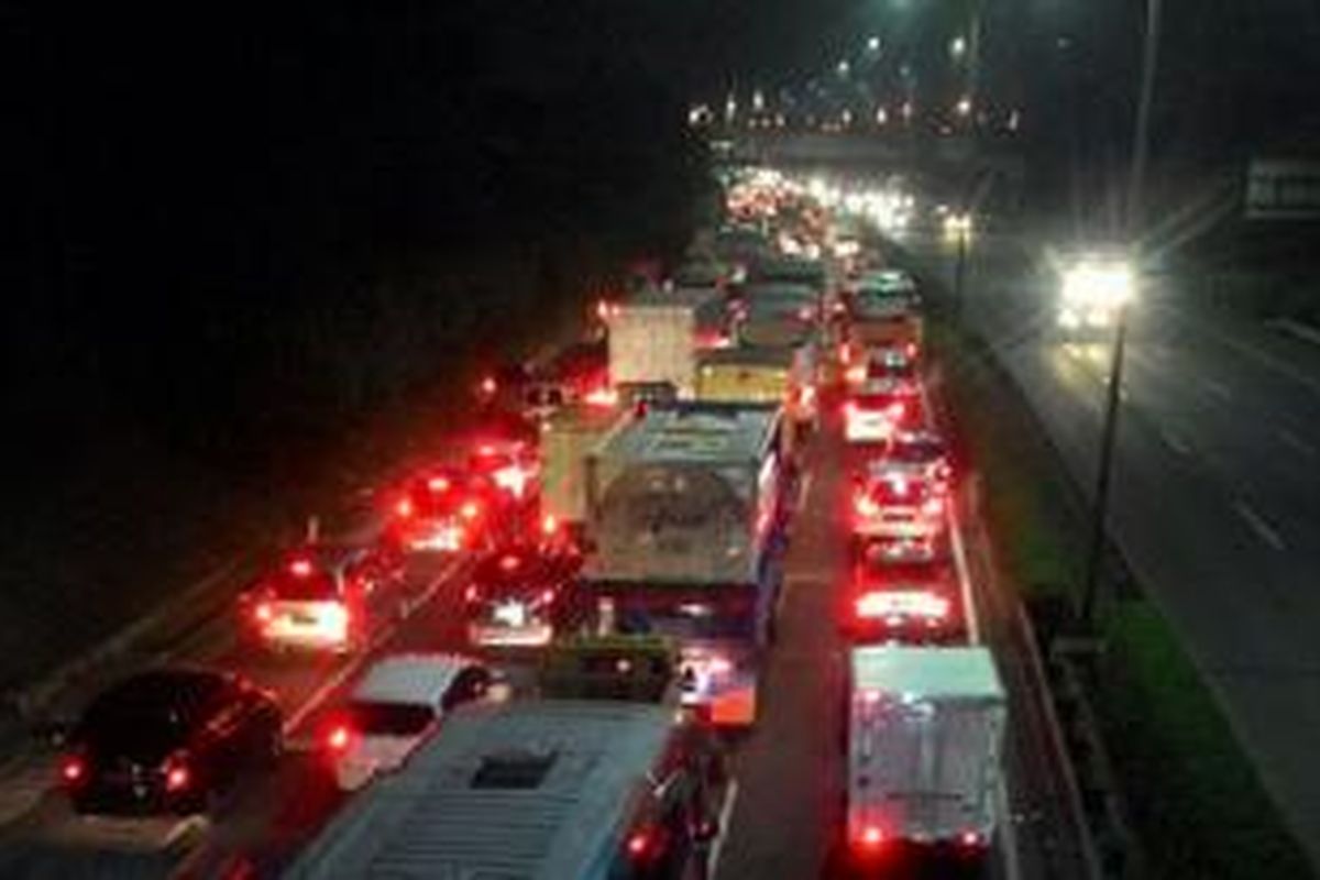 Suasana Tol JORR Jatiasih menuju arah Cikunir padat merayap yang diunggah @GoToJATIASIH pada Kamis (24/12/2015) malam.