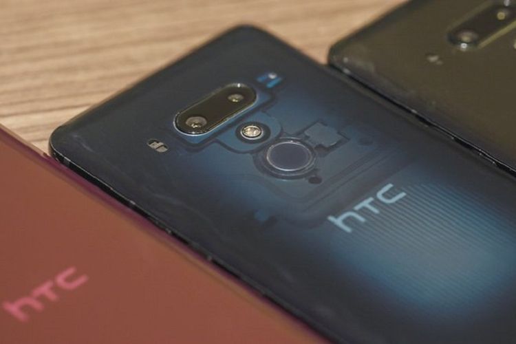 HTC resmi merilis flagship teranyarnya, HTC U12+. Ponsel ini memiliki empat kamera yakni dua di depan dan dua di belakang serta dengan varian bodi transparan. 