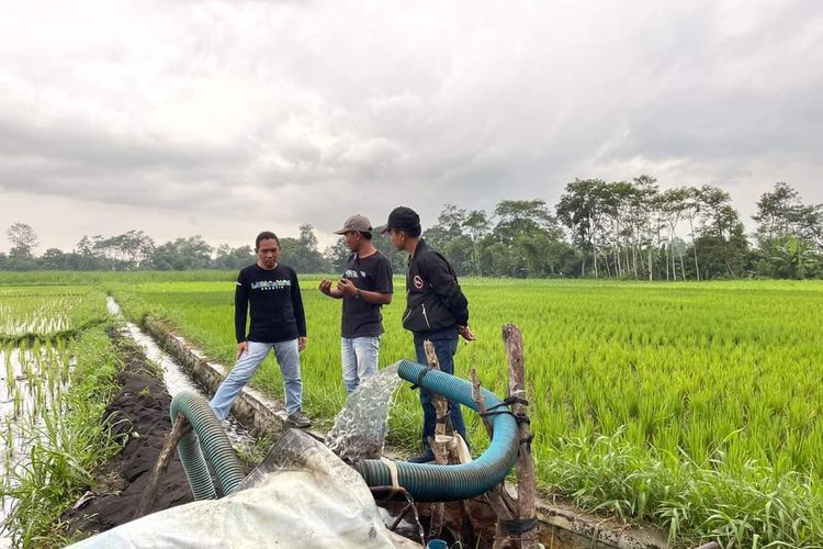 Bupati Lumajang Thoriqul Haq meninjau kesiapan perbaikan saluran irigasi yang kering sejak dua tahun lalu, Senin (30/1/2023)