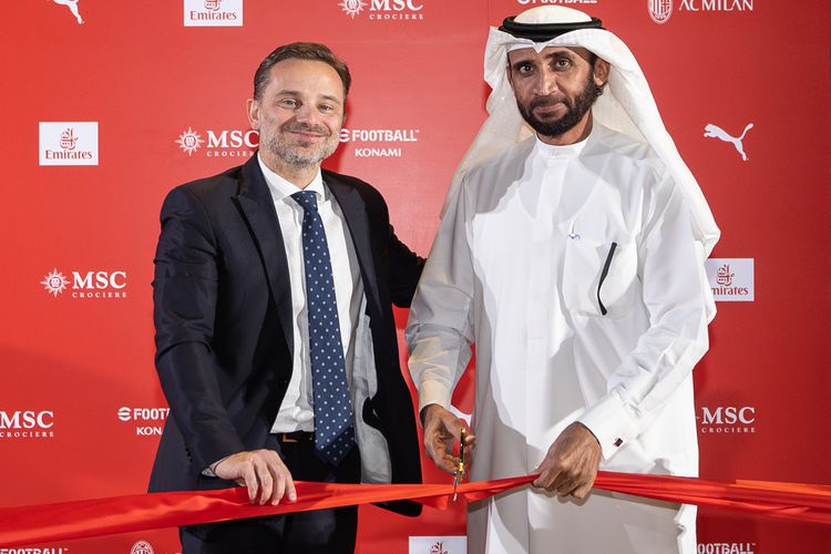 CEO AC Milan, Giorgio Furlani (kiri), kala meresmikan pembukaan Casa Milan Dubai di Dubai, Uni Emirat Arab, 13 November 2023.