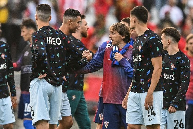 Cristiano Ronaldo bersalaman dengan Luka Modric usai laga uji coba antara Portugal vs Kroasia jelang Euro 2024 di Stadion Jamor, Oeiras, 8 Juni 2024. (Photo by PATRICIA DE MELO MOREIRA / AFP)