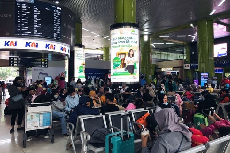 Penumpang kereta api menunggu jadwal keberangkatannya di Stasiun Gambir, Jakarta Pusat, Rabu (4/5/2022). 