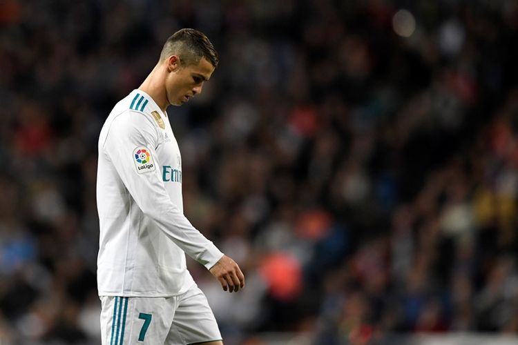 Reaksi penyerang Real Madrid, Cristiano Ronaldo, dalam pertandingan melawan Las Palmas pada ajang Liga Spanyol di Santiago Bernabeu, Madrid, Minggu (5/11/2017).
