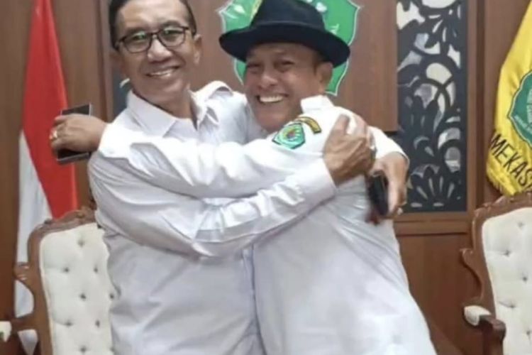 Beredar Foto Bupati-Wabup Pamekasan Berpelukan, Tepis Isu Tak Harmonis