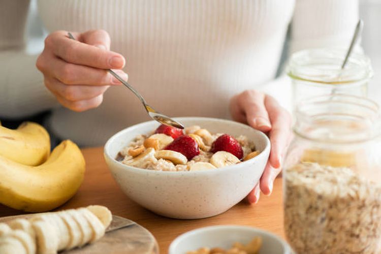 Mengatur asupan makanan adalah salah satu cara menurunkan berat badan alami dan cepat.