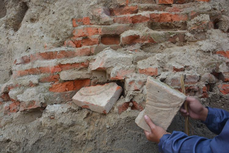 Batu bata kuno ditemukan di bekas areal persawahan di Dusun Kedaton, Desa Bulorejo, Kecamatan Diwek, Kabupaten Jombang, Jawa Timur. Benda yang diduga peninggalan era Majapahit itu ditemukan warga penggali pasir, pada Maret 2019 lalu.