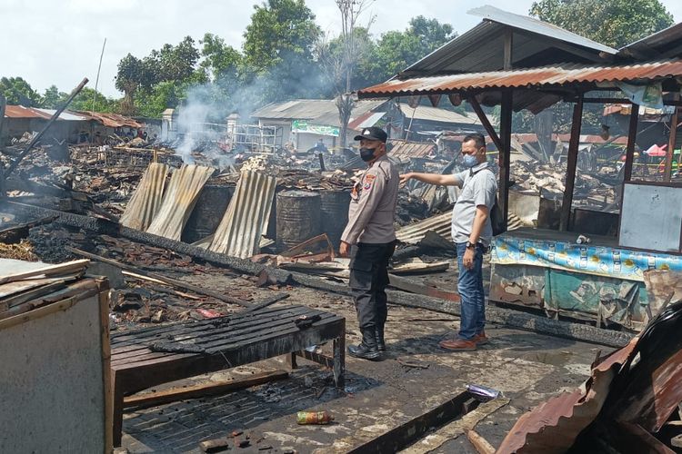Polisi berada di pasar tradisional Ngadiluwih, Kabupaten Kediri, Jawa Timur, Senin (9/5/2022). Pasar tersebut sebelumnya mengalami kebakaran pada Minggu (8/5/2022).