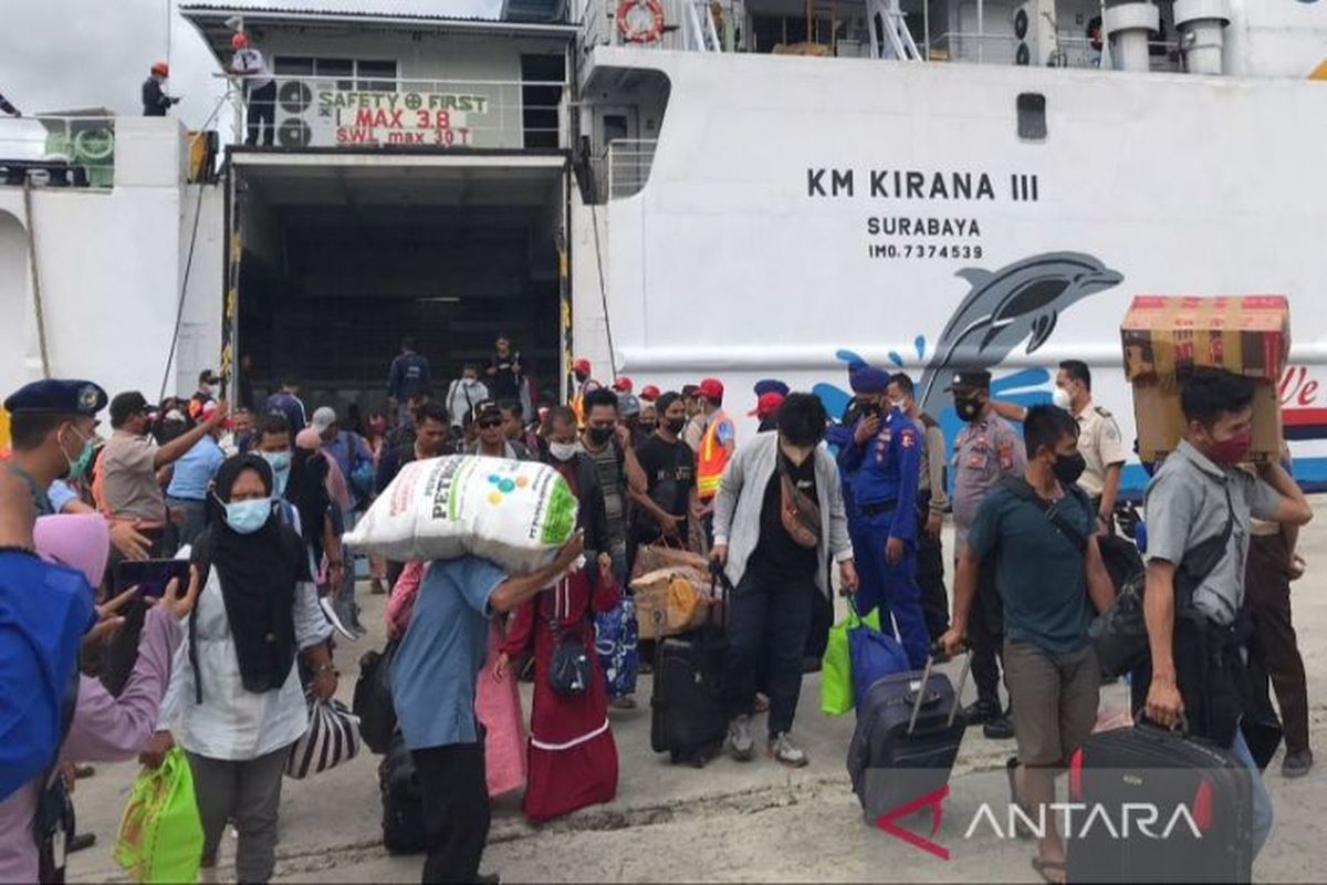 (File) Passengers from Java Island disembark at Sampit Port, Central Kalimantan, during the return flow of Idul Fitri holidays dated May 5, 2022. 