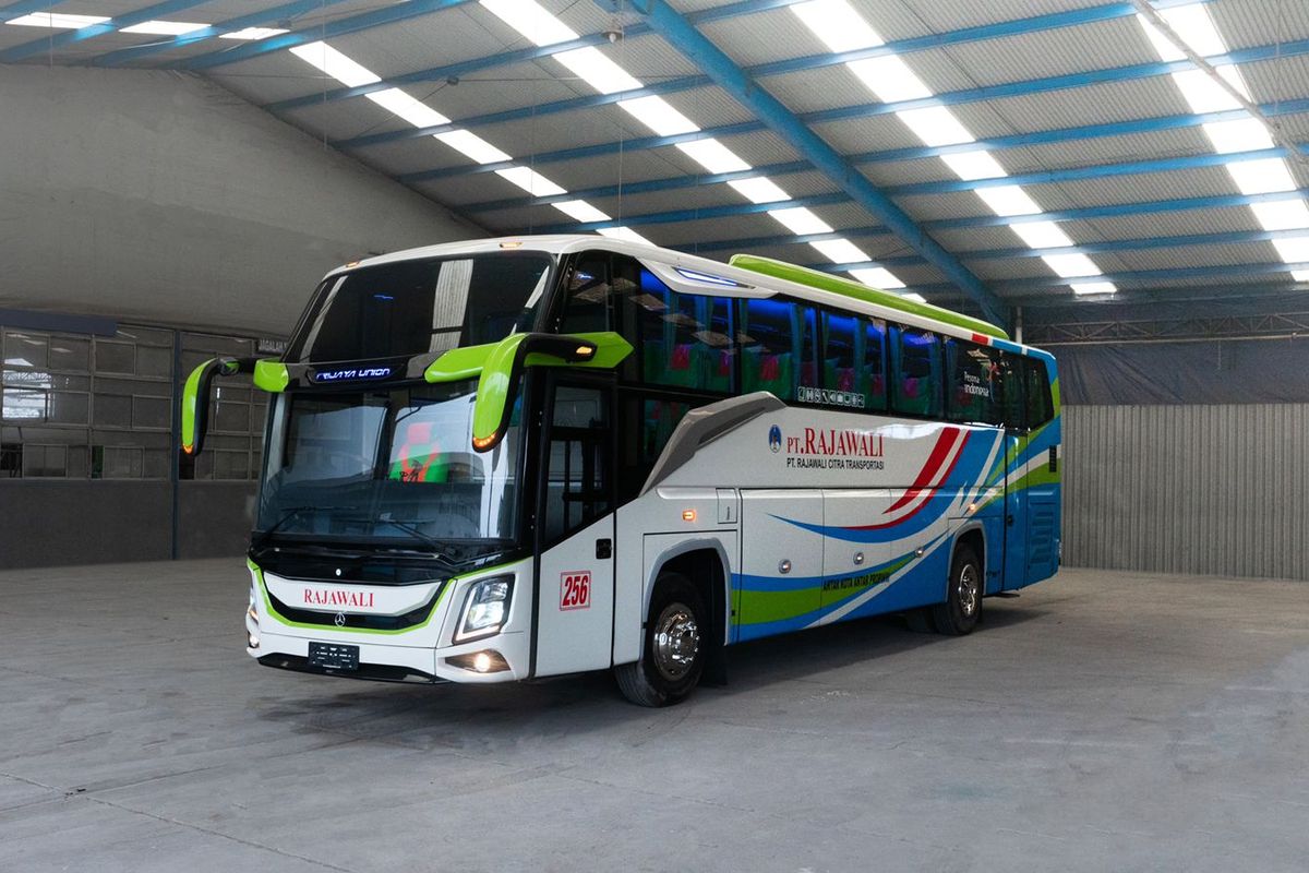 Bus AKAP baru PO Rajawali Citra Transport pakai bodi Dehanda Triun DX dari Karoseri Trijaya Union