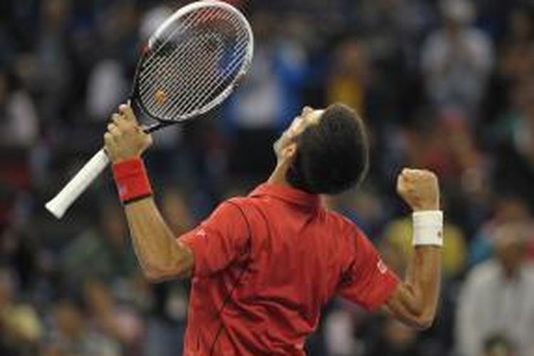 Petenis Serbia, Novak Djokovic, merayakan kemenangan atas Jo-Wilfried Tsonga dari Perancis, pada semifinal Shanghai Masters, Minggu (12/10/2013). Djokovic menang 6-2, 7-5.