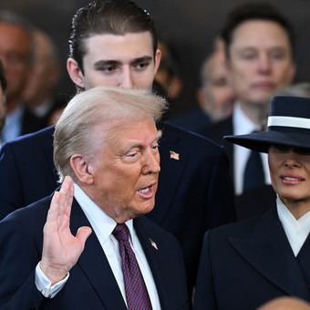 Donald Trump saat mengucapkan sumpah dalam pelantikan presiden Amerika Serikat di Gedung Capitol, Washington DC, Senin (20/1/2025).