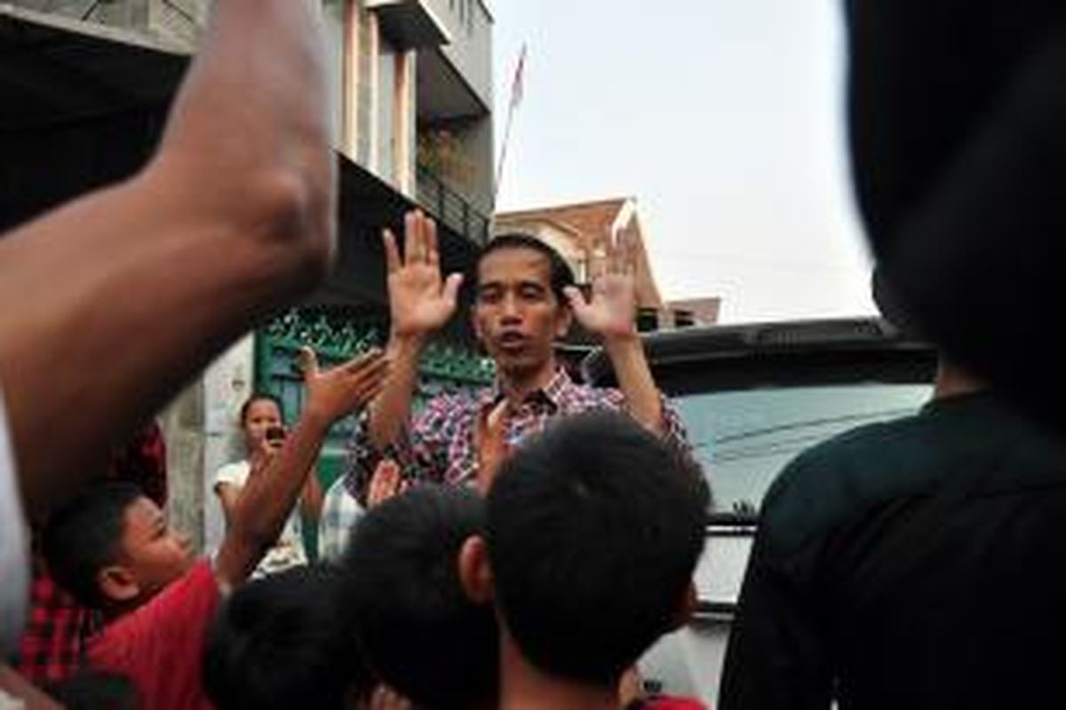 Joko Widodo, saat kampanye calon Gubernur DKI Jakarta, mendatangi warga di Jalan Bandengan Selatan, Pekojan, Jakarta Barat, Jumat (24/8/2012).  