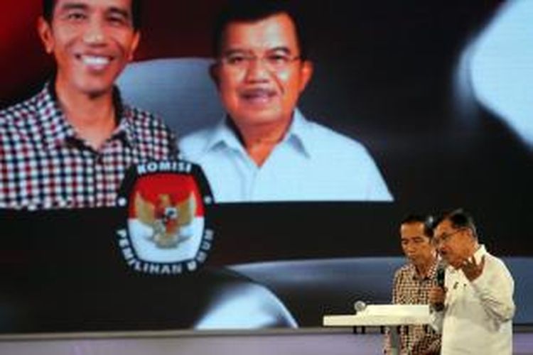 Jokowi-Jusuf Kalla ketika acara debat capres-cawapres terakhir di Hotel Bidakara, Jakarta, Sabtu (5/7/2014). Debat terakhir ini mengambil tema Ketahanan Energi, Pangan, dan Lingkungan Hidup.