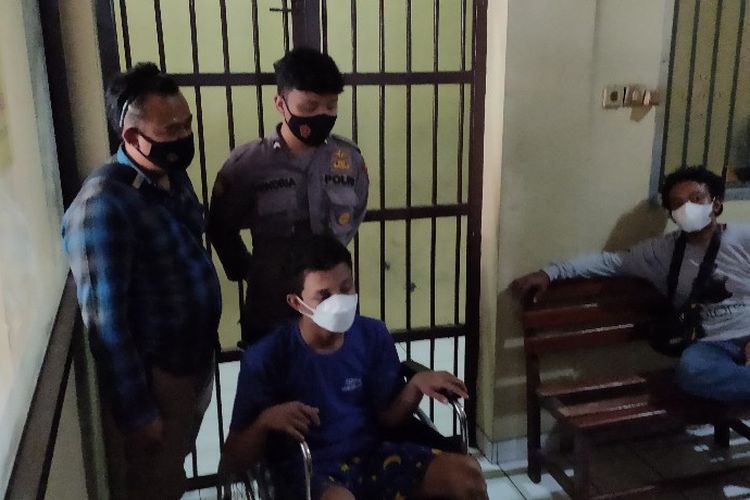 Pelaku pencuri sepeda motor NR (31), warga Karawang, Jawa Barat, yang video penangkapannya oleh warga viral di media sosial, akhirnya dijebloskan ke sel tahanan Mapolres Tegal Kota, Kamis (29/7/2021)