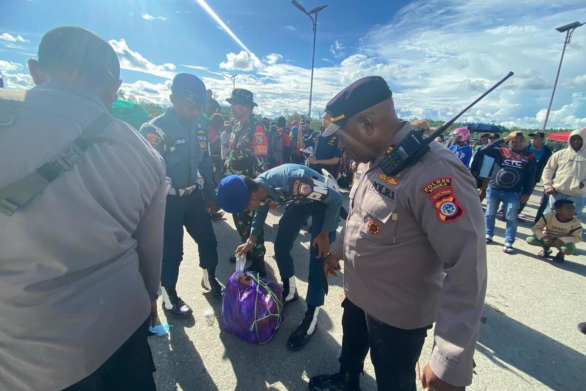 Polisi Sita Ratusan Liter Miras Ilegal Jenis Sopi dari Penumpang Kapal KM Tatamailau