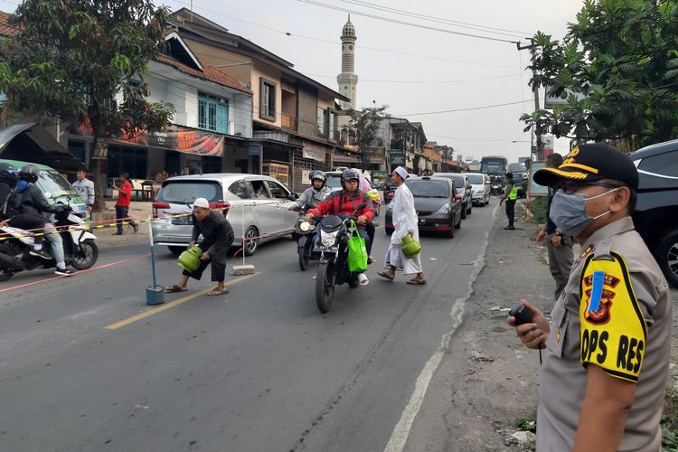 Arus lalu lintas di jalur tengah, Sumedang, Jawa Barat padat, Kamis (6/6/2019). Dengan adanya pengalihan arus menuju jalur Wado, Sumedang, akibat one way di jalur Malangbong-Nagreg, Jumat (7/6/2019) hari ini, arus lalu lintas dimungkinkan kembali padat. AAM AMINULLAH/KOMPAS.com