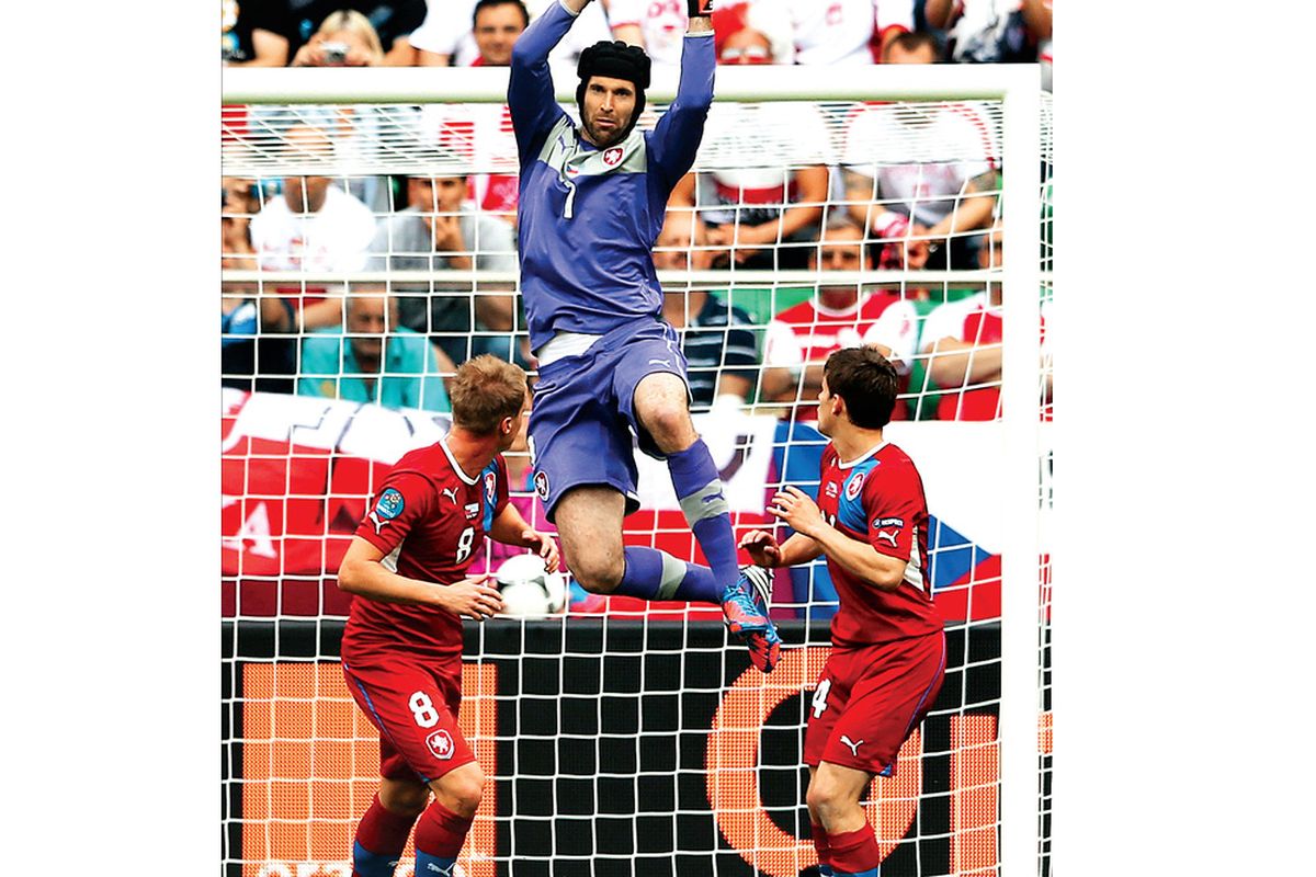 Petr Cech, si penjaga gawang Ceko, melompat menangkap bola guna menyelamatkan gawangnya dalam laga Grup A melawan Yunani di Wroclaw, Polandia, Selasa (12/6). Ceko memenangi pertarungan 2-1 (2-0)