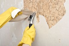 Cara Efektif Singkirkan Wallpaper dari Dinding Rumah
