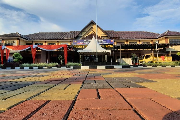 Petugas sedang mempersiapkan tenda lokasi pelaksanaan vaksin gratis bagi masyarakat umum di depan halaman Mako Polresta Tasikmalaya, Jawa Barat, Jumat (26/6/2021).