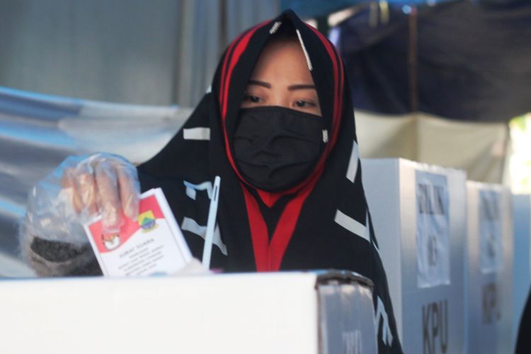 Seorang warga tengah memasukkan surat suara ke dalam kotak di salah satu TPS di Kabupaten Cianjur, Jawa Barat, dalam gelaran Pilkada Serentak 2020, Rabu (9/12/2020)