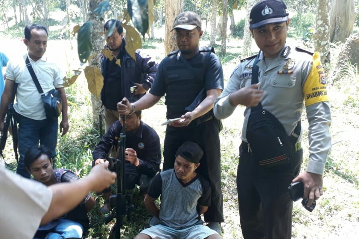 Polisi menangkap dua orang diduga pelaku perburuan liar hewan jenis lutung di kawasan TNGR.