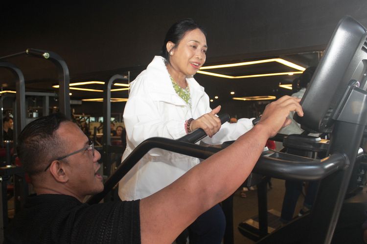 Menteri Pemberdayaan Perempuan dan Perlindungan Anak (PPPA), Bintang Puspayoga saat mencoba beberapa alat gym pada Minggu (3/9/2023) saat berada di Kota Malang, Jawa Timur. 