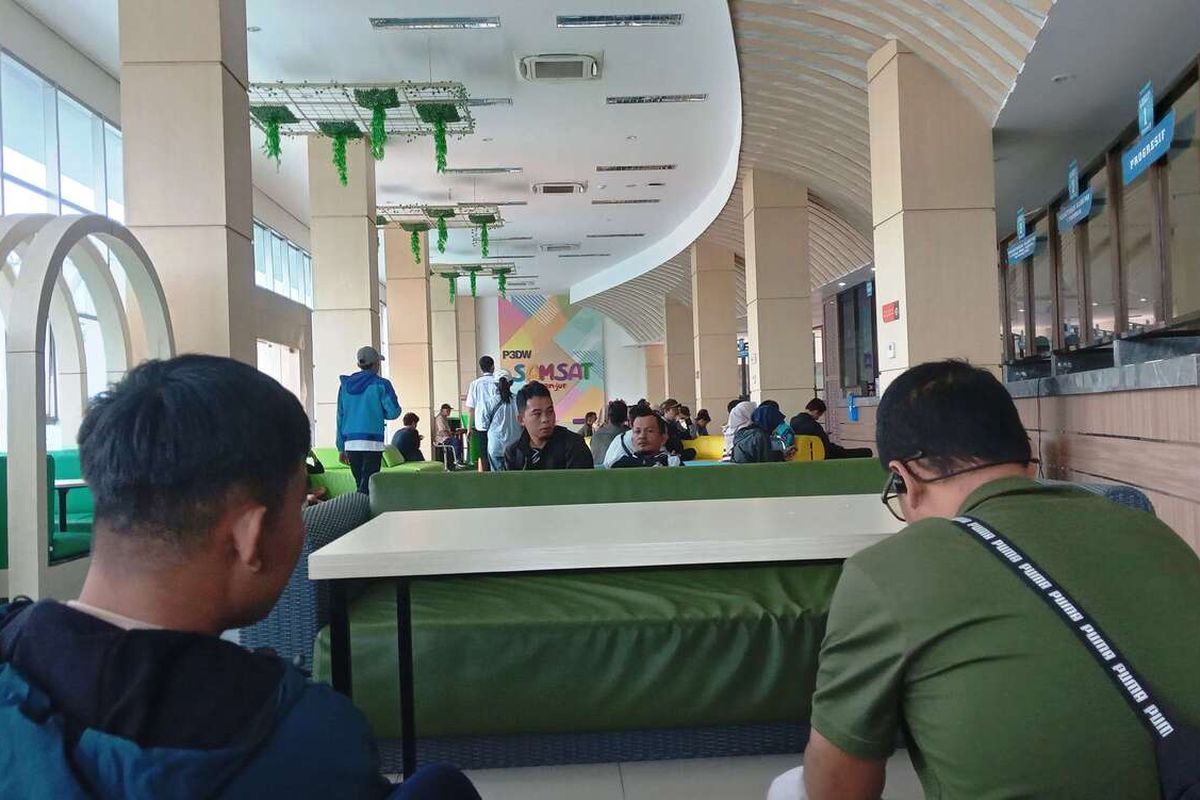 Suasana para wajib pajak yang tengah mengurus administrasi pajak kendaraan mereka di kantor Samsat Cianjur, Jawa Barat, Rabu (19/3/2025)