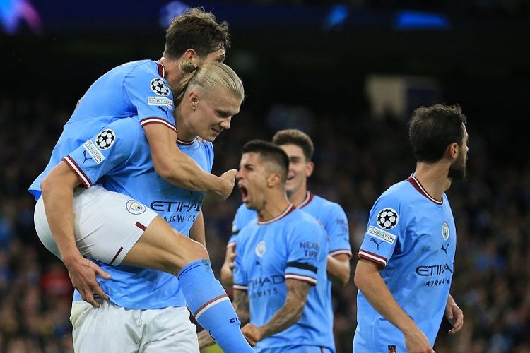 Striker Manchester City Erling Haaland (kedua dari kiri) merayakan golnya dengan rekan satu timnya pada pertandingan Grup G Liga Champions UEFA antara Man City vs Dortmund di Stadion Etihad di Manchester pada 14 September 2022. Man City selanjutnya melakoni laga derbi melawan Man United di Liga Inggris. Duel Man City vs Man United akan digelar di Stadion Etihad, Minggu (2/10/2022) malam WIB. 