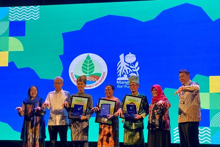 Tiga tokoh local pejuang mangrove, Rudi Hartono dari Kalimantan Barat, Loesye Fainno dari Papua Barat, dan Yudi Amsoni dari Bangka Belitung saat selesai sesi Mangrove Talks di Jakarta, Sabtu (27/7/2024). 