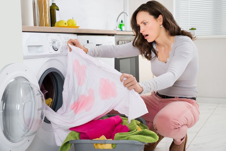 Ilustrasi pakaian bernoda setelah dicuci di mesin cuci. 