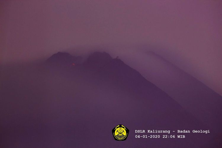 tampak lava pijar kemerahan terlihat samar muncul diatas permukaan gunung merapi