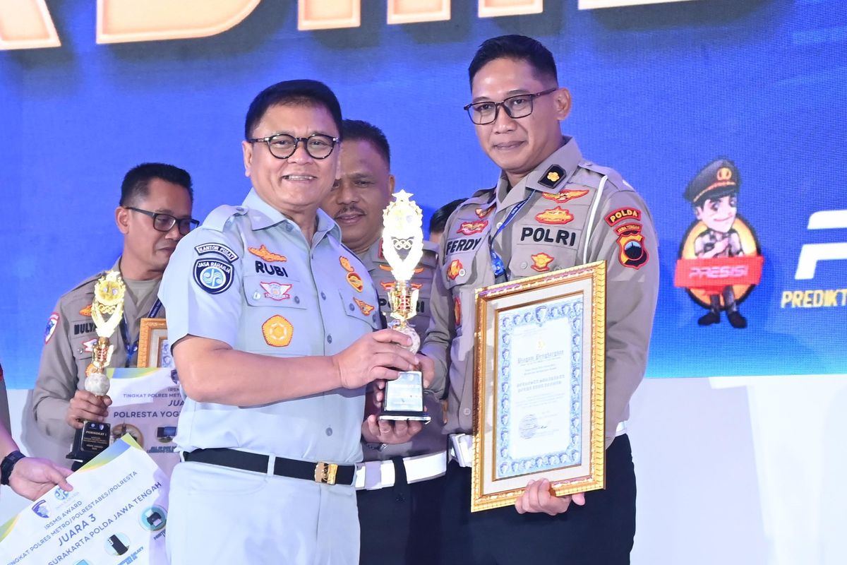 Jasa Raharja bersama Korps Lalu Lintas (Korlantas) Polri memberikan penghargaan Integrated Road Safety Management System (IRSMS) Award kepada sejumlah Kepolisian Daerah (Polda) dan Kepolisian Resor (Polres) di Gedung Tribrata Dharmawangsa, Jakarta, Jumat (13/6/2025). 
