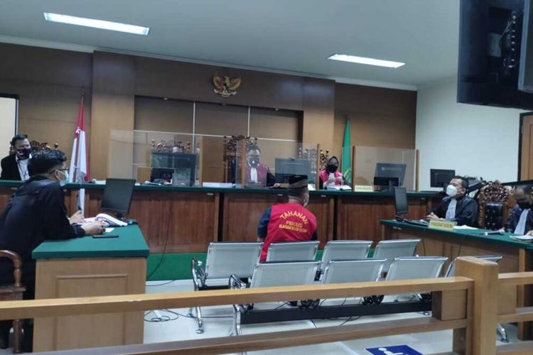 Terdakwa mantan Kepala Dinas Perhubungan Cilegon menghadiri sidang perdana kasus dugaan suap pengelolaan parkir di Pengadilan Tipikor Serang, Banten.