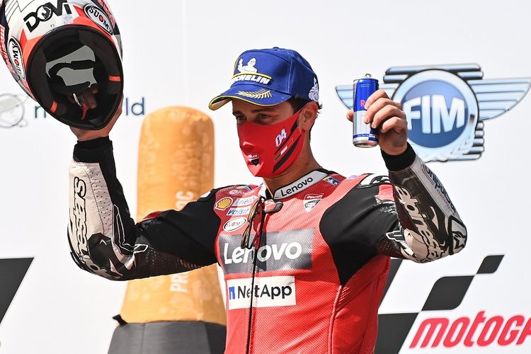 Pebalap Ducati Andrea Dovizioso merayakan kemenangan MotoGP Austria di Sirkuit Red Bull Ring di Spielberg, Austria, pada 16 Agustus 2020.