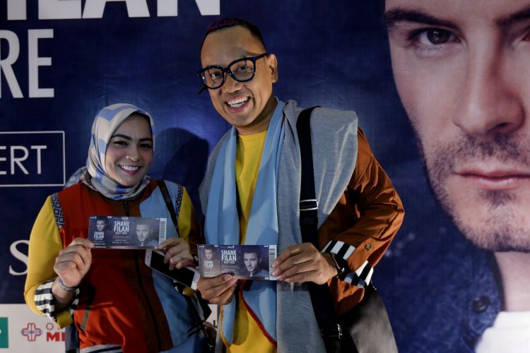 Astrid Margaretha dan Uya Kuya datang menyaksikan penampilan penyanyi Shane Filan saat konser Right Here di The Hall Senayan City, Jakarta, Selasa (14/3/2017). Dalam konser berdurasi 1 jam 30 menit ini, Filan akan menyanyikan 15 lagu. KOMPAS IMAGES/KRISTIANTO PURNOMO