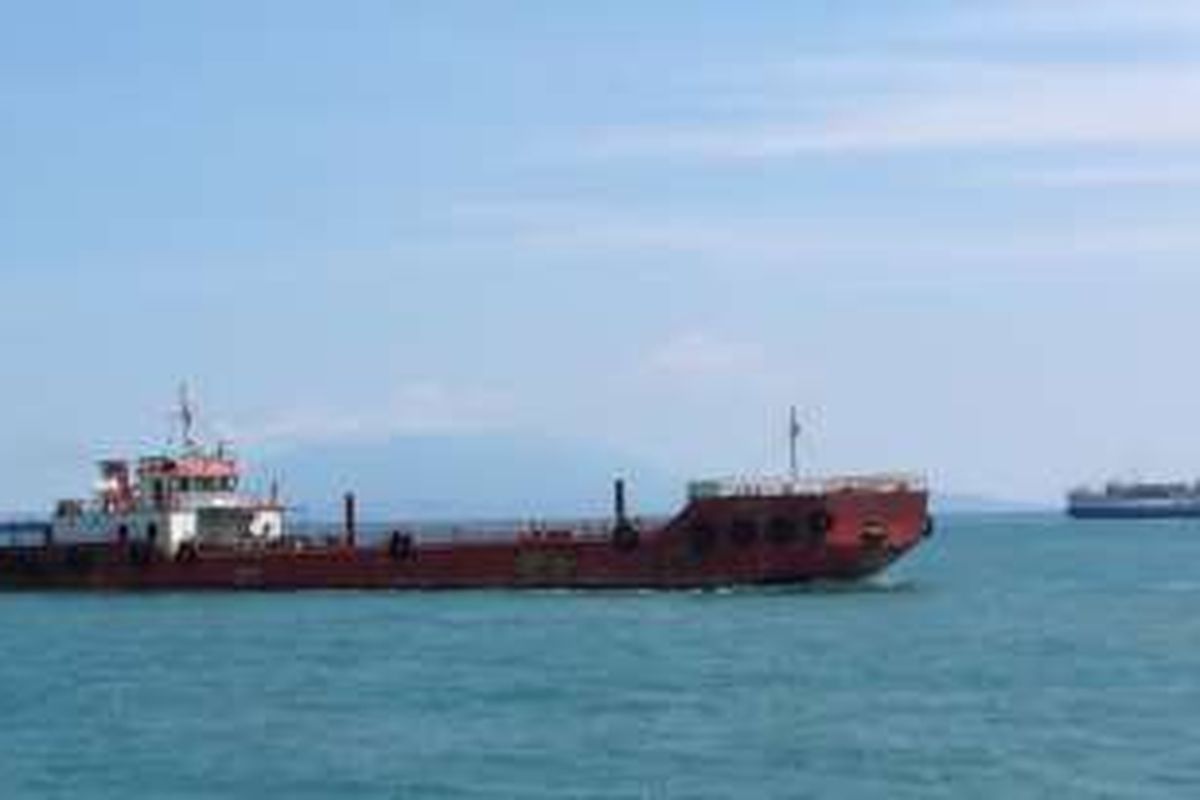Kapal tongkang sedang berlayar di Selat Sunda