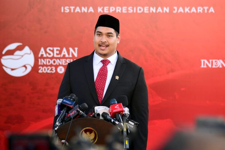 Menpora Dito Ariotedjo memberikan keterangan pers perdana usai dilantik di Istana Kepresidenan, Jakarta, Senin (3/4/2023). Dito Ariotedjo turut bahagia Indonesia terhindar dari sanksi berat FIFA usai pembatalan Piala Dunia U20 2023 di Tanah Air. 