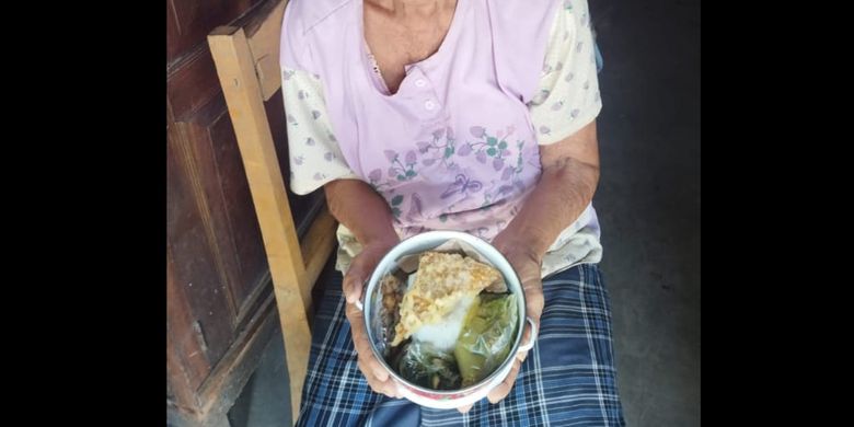 Salah satu lansia penerima program Rantang Berkah di Purbalingga, Jawa Tengah menerima bantuan makanan berupa nasi dan lauk pauk setiap hari.