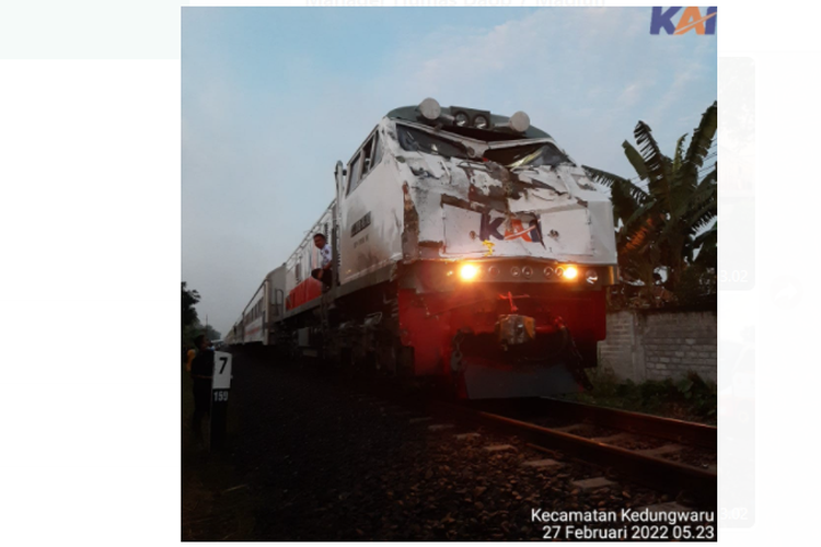 Tangkapan layar kondisi lokomotif KA Dhoho (351) setelah ditabrak bus Harapan Jaya pada Minggu (27/2/2022) pukul 05.16 WIB.
