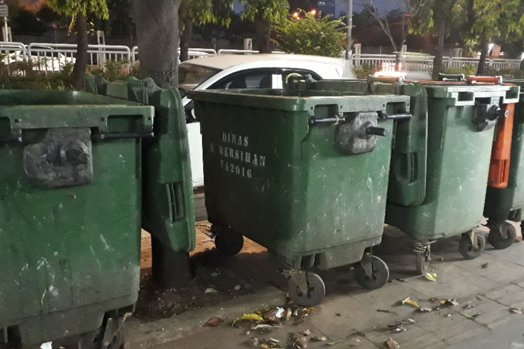 Tong sampah buatan Jerman di Jalan Raya Kalibata, Jakarta Selatan. Foto diambil Senin (4/6/2018).